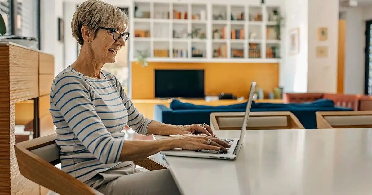 what age does hot flashes begin